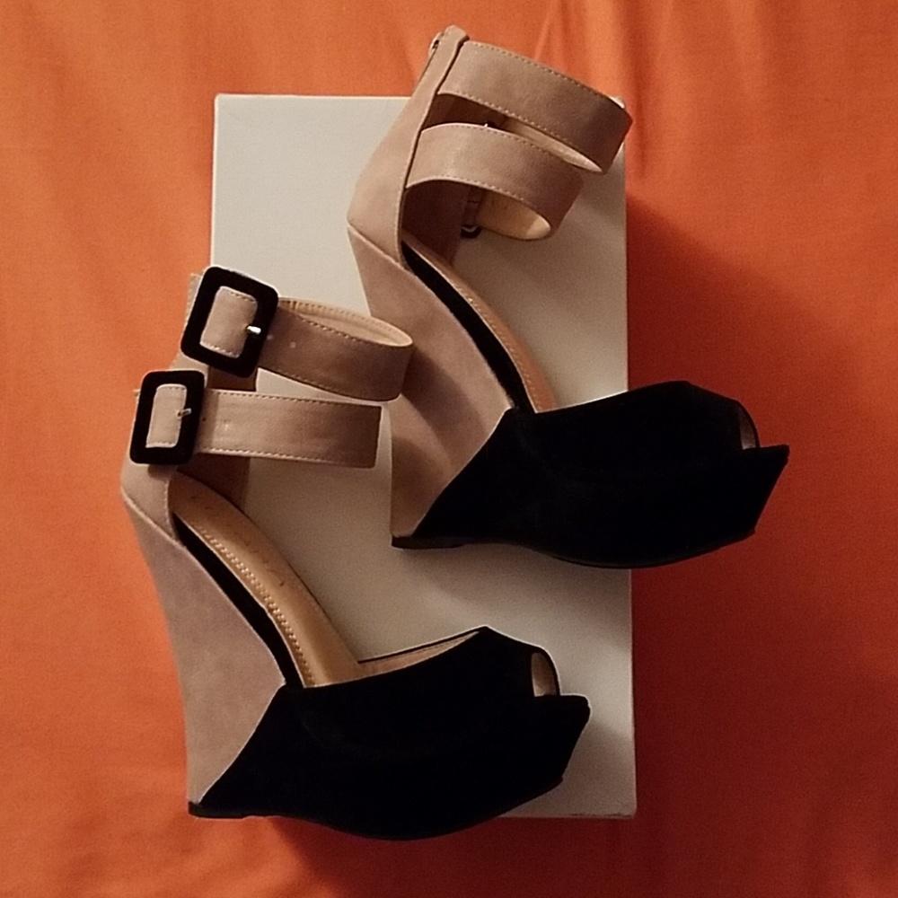 NWOT Liliana Wedges